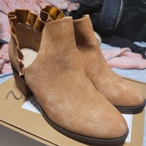 Journee Collection - Rose ruffle booties